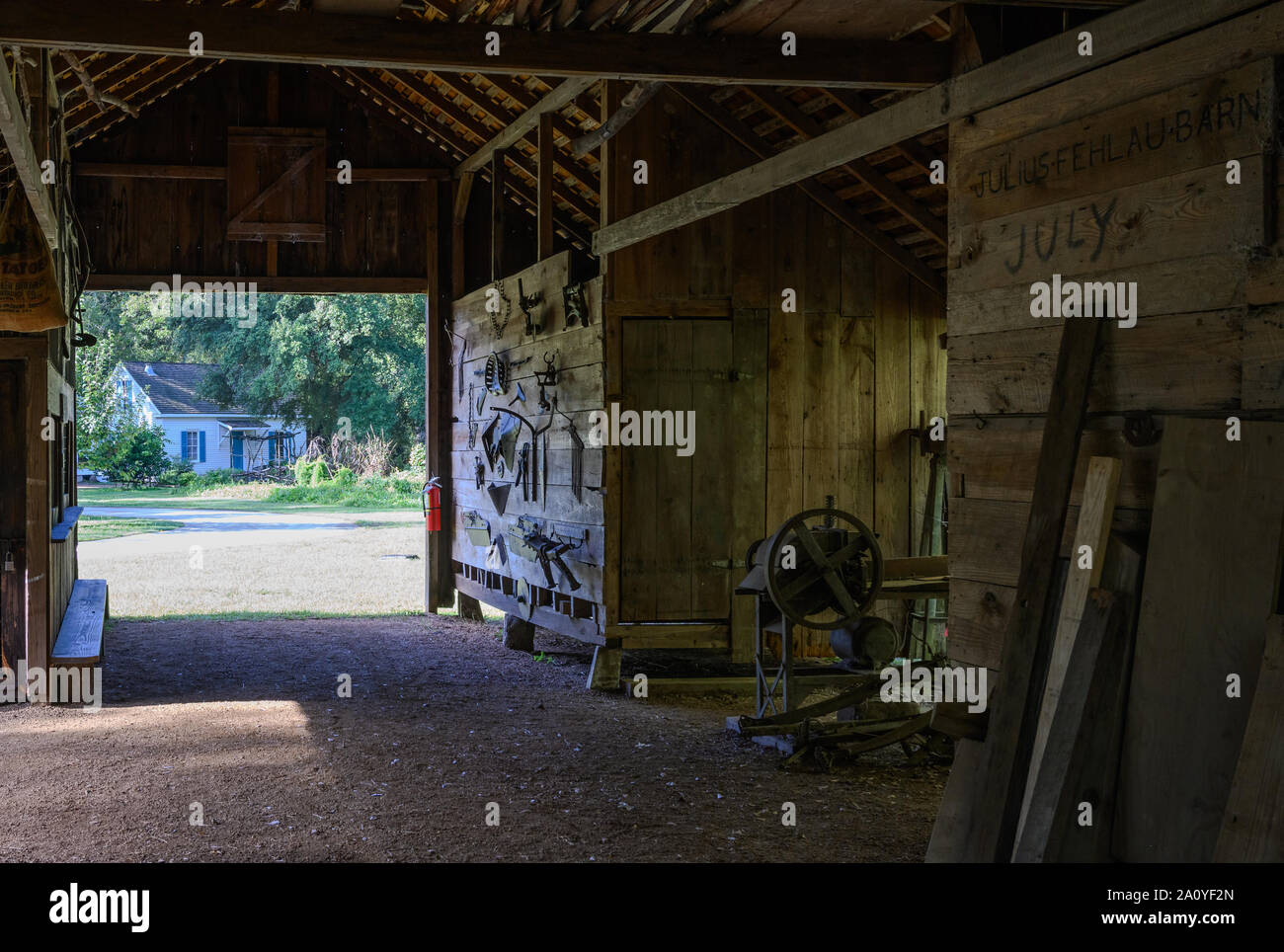 Landwirtschaftliche Werkzeuge an die Wand einer alten Schmiede an Kleb Holz Natur Park erhalten. Houston, Texas, USA. Stockfoto