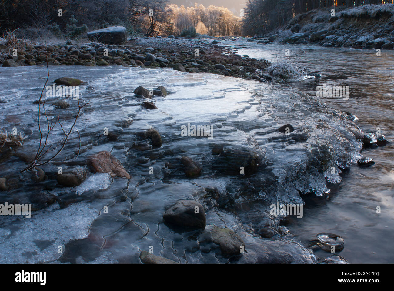 Stream eingefroren in einem Cascading Eis fallen, Fluss Feshie, Cairngorm National Park, Schottland, Großbritannien Stockfoto