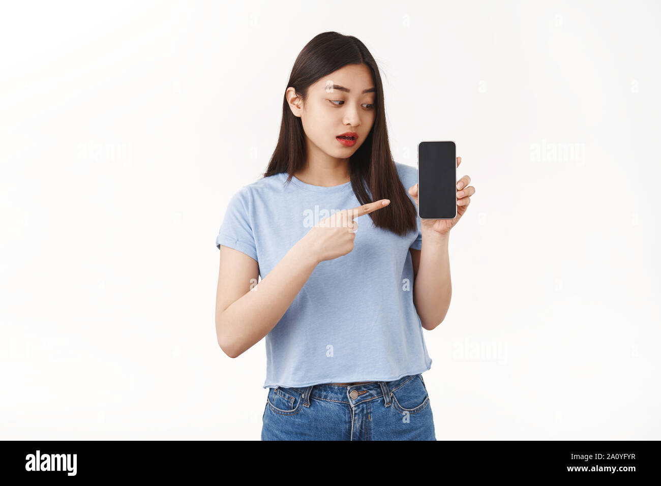Neugierig intrigiert cute Asian Girl diskutieren interessante App Programmierer freier erstellen Start Anwendung erklären, wie Social Media Plattform funktioniert halten Stockfoto