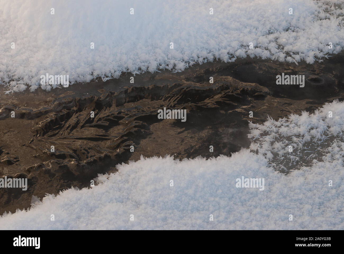 Frozen Stream mit Eiskristallen auf beiden Seiten. Winter in Schottland. Stockfoto