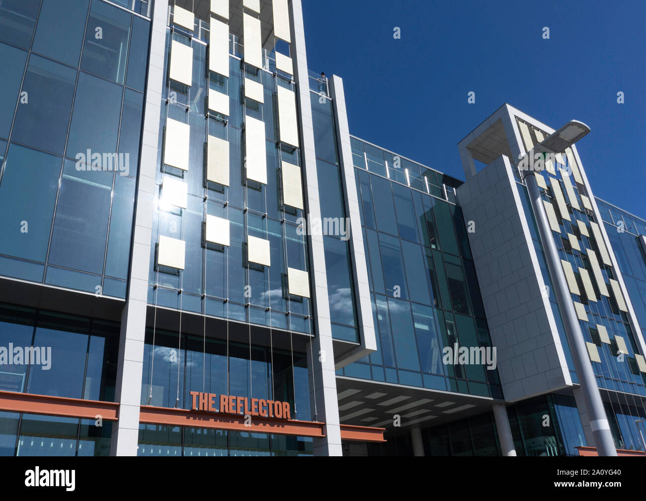 Das Reflektorgebäude in Hanover Quay, Dublin, Irland, mit der Sonne, die vom Glas reflektiert wird. In diesem Gebäude wird Air BnB untergebracht. Stockfoto