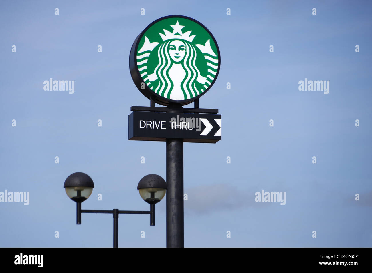 Zeichen für Starbucks, eine American Coffee Company, Drive Thru Kaffee Stockfoto