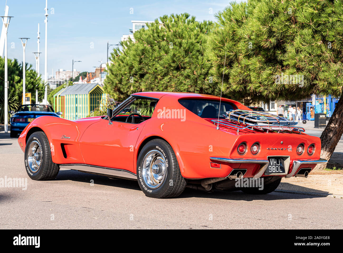 Corvette Stingray auf Autos am Strand Car Show 'n' Shine auf der Marine Parade, Southend On Sea, Essex, Großbritannien. Chevrolet Corvette mit Bäumen Stockfoto