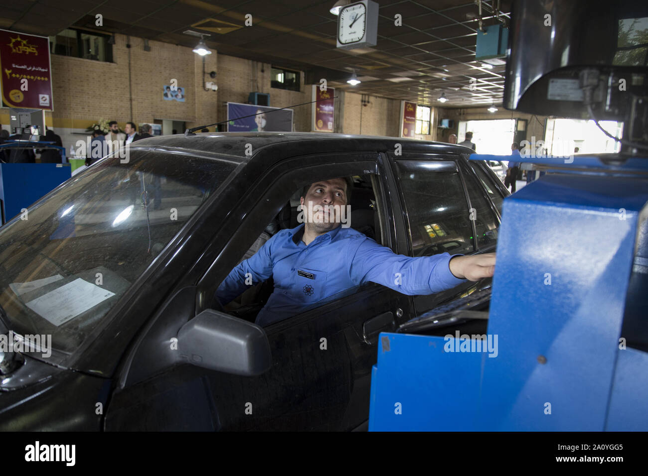 Teheran, Iran. 22 Sep, 2019. Mitarbeiter von Seraj Technische Prüfstelle prüfen Autos im Rahmen einer jährlichen Überprüfung in Teheran, Iran. Überprüfung des Fahrzeugs ist ein Verfahren, bei dem ein Fahrzeug geprüft wird, um sicherzustellen, dass sie entspricht den Regelungen für die Sicherheit und Emissionen. Es wird angenommen, dass die regelmäßige Inspektion ist eine kostengünstige Art, die Sicherheit im Straßenverkehr und Senkung schädlicher Emissionen sichern. Credit: rouzbeh Fouladi/ZUMA Draht/Alamy leben Nachrichten Stockfoto