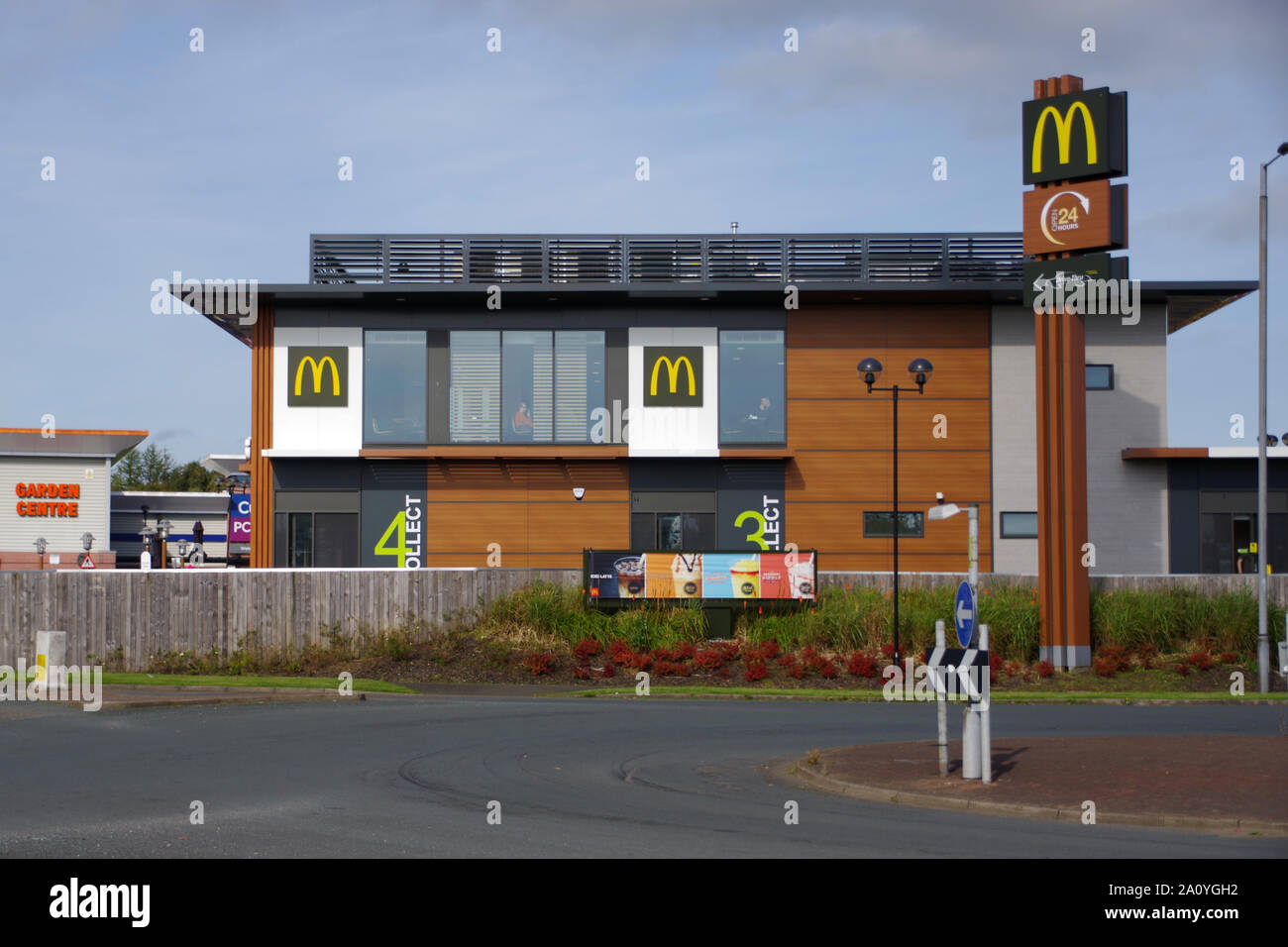 McDonald's Fast Food, mit dem berühmten Golden Arches Logo. Dient hauptsächlich Burger und Pommes. Drumchapel, Glasgow, Schottland Stockfoto