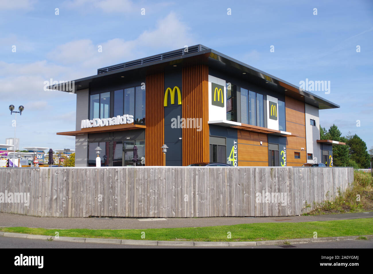 McDonald's Fast Food, mit dem berühmten Golden Arches Logo. Dient hauptsächlich Burger und Pommes. Drumchapel, Glasgow, Schottland Stockfoto