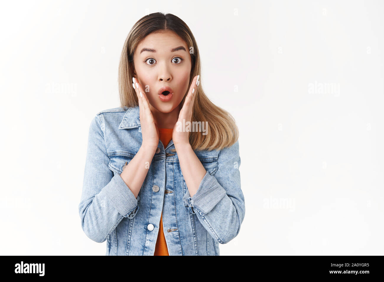 Fasziniert beeindruckt Junge weibliche asiatische Blogger schnappte erstaunt Sagen wow Falten Lippen aufgeregt touch Gesicht starren Kamera erstaunt unglaubliche Kaffee gos hören Stockfoto