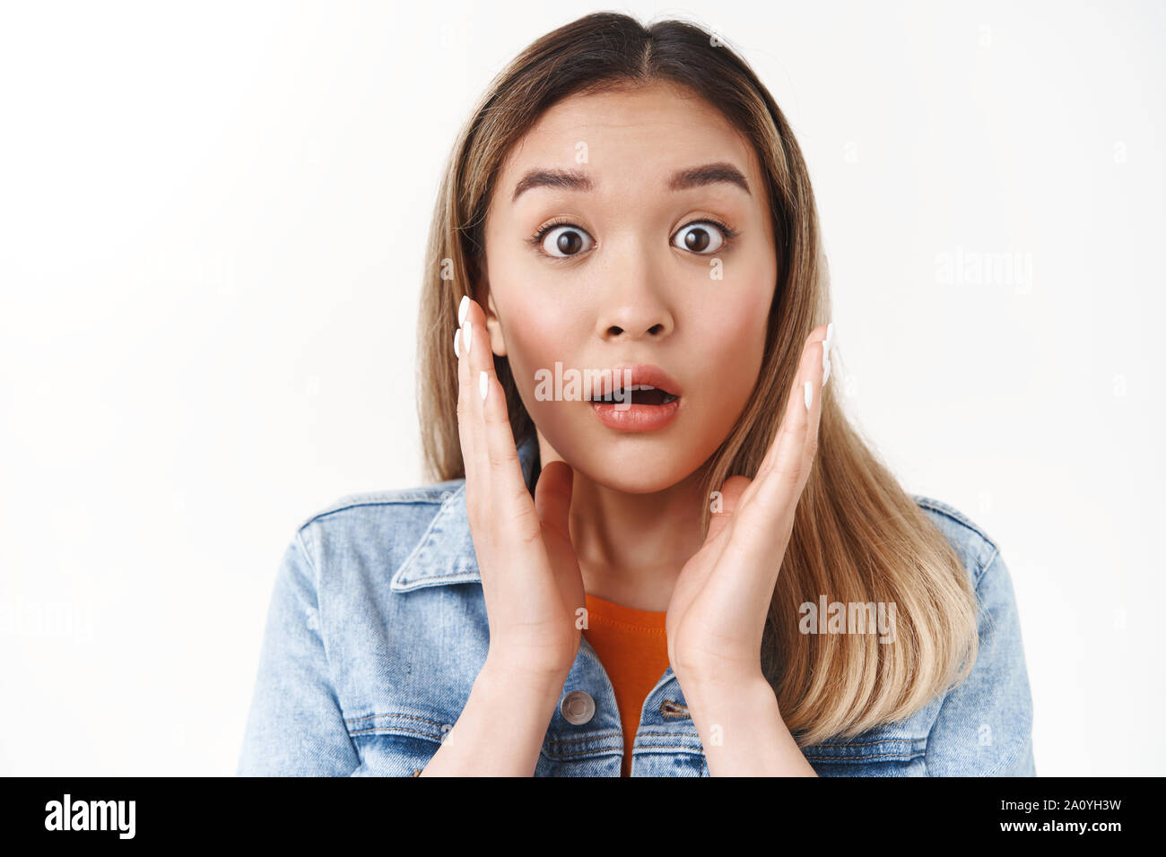 Headshot schockiert überrascht blond asiatische Mädchen pop Augen starren Kamera beeindruckt fragte sich berühren Sie mit offenem Mund nach Luft schnappend ambushed unerwartete Ständigen gefangen Stockfoto