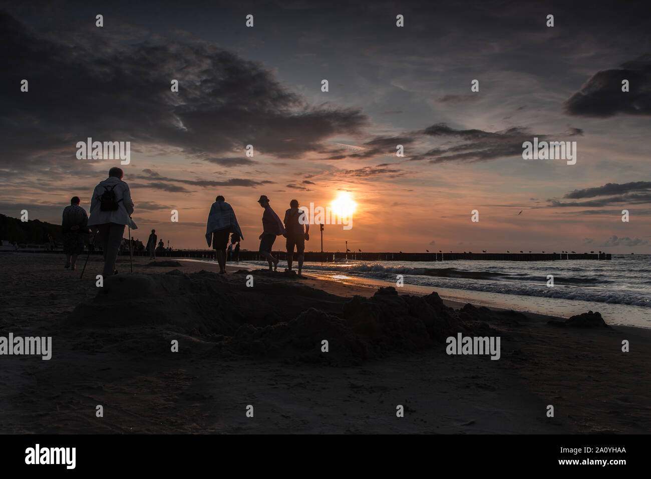 Menschen zu Fuß entlang der Strand an der Ostsee in Kolberg (Polen) Stockfoto