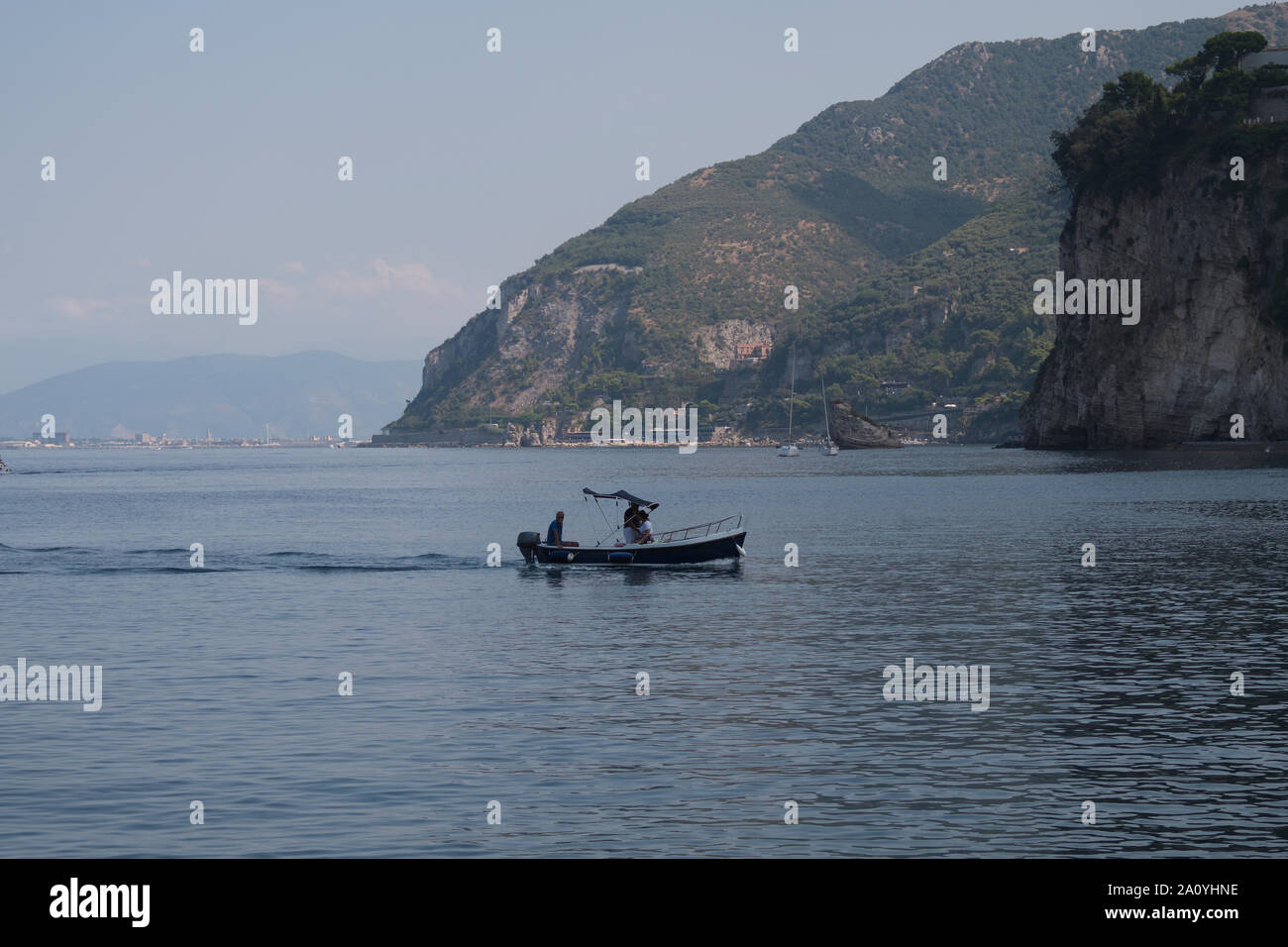 Kleines Boot übersetzende Passagiere in Seiano in Italien Stockfoto