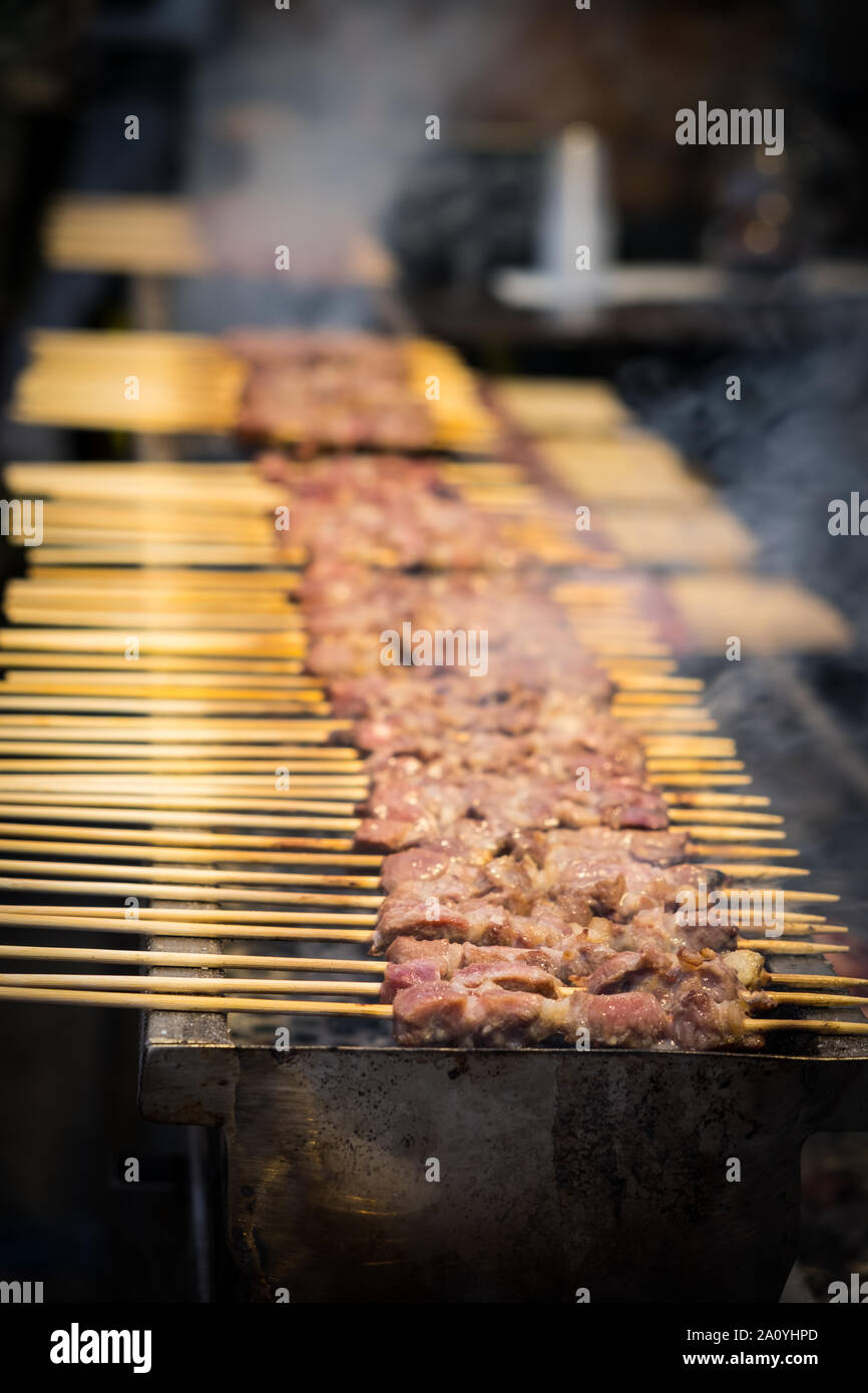 Eine typische zentrale Italien Teller: Lamm" arrosticini'. Sie sind dünn Spieße von Hammel auf dem Grill zubereitet Stockfoto