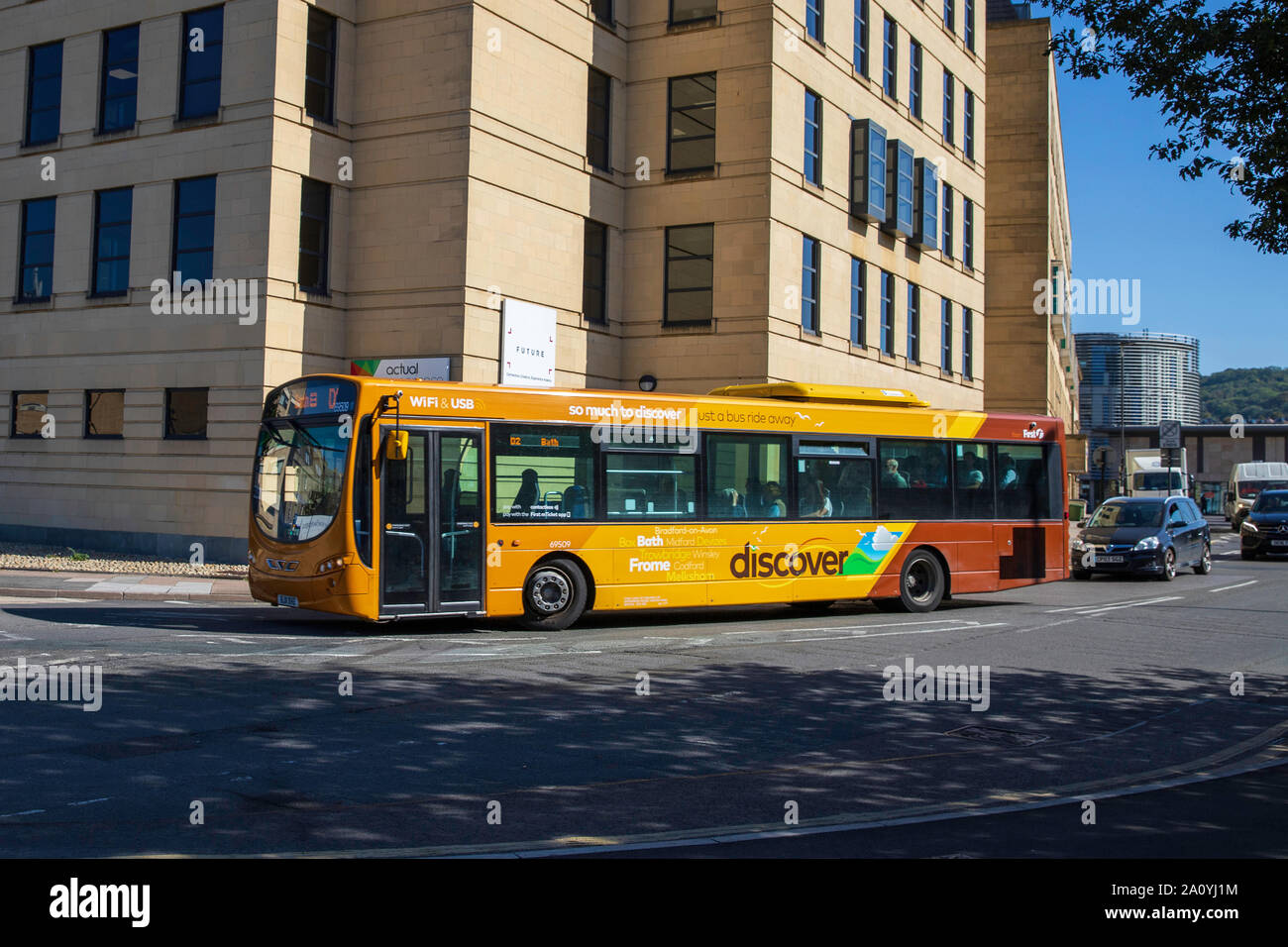 Volvo B Serie B7RLE, 2011, Reg. Nr.: BJ 11 XHZ, Bus durch die Stadt Bath fahren Stockfoto