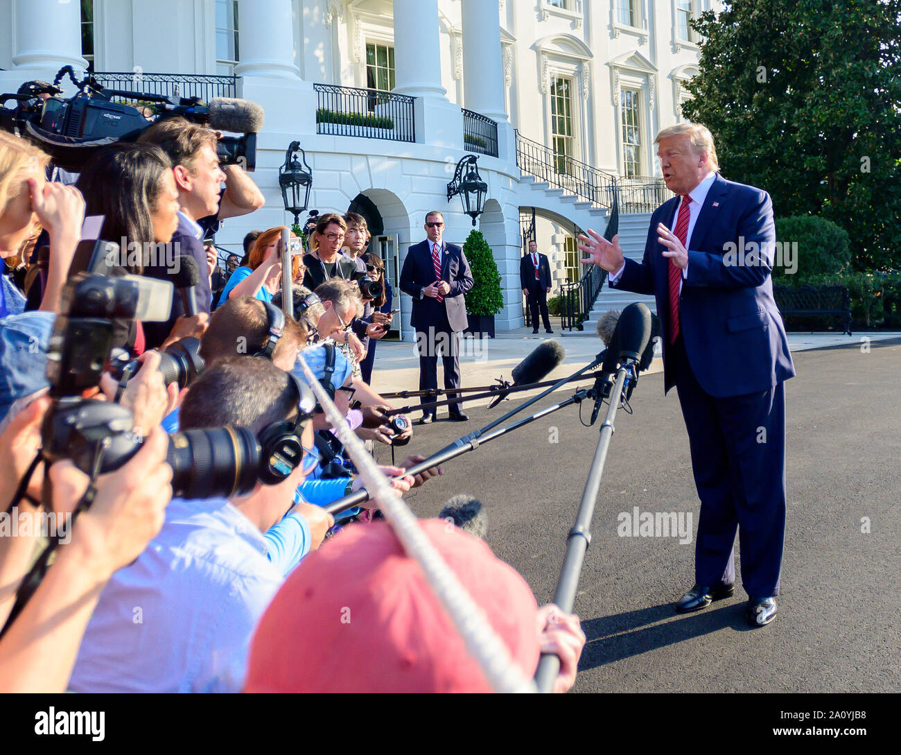 Präsidenten der Vereinigten Staaten Donald J. Trumpf antworten auf die Fragen der Reporter, wie er das Weiße Haus in Washington, DC, fährt für eine Reise nach Texas und Ohio, bevor es weiter in New York die Eröffnung der Vereinten Nationen am Sonntag teilnehmen, 22. September 2019. Quelle: Ron Sachs/Pool über CNP/MediaPunch Stockfoto