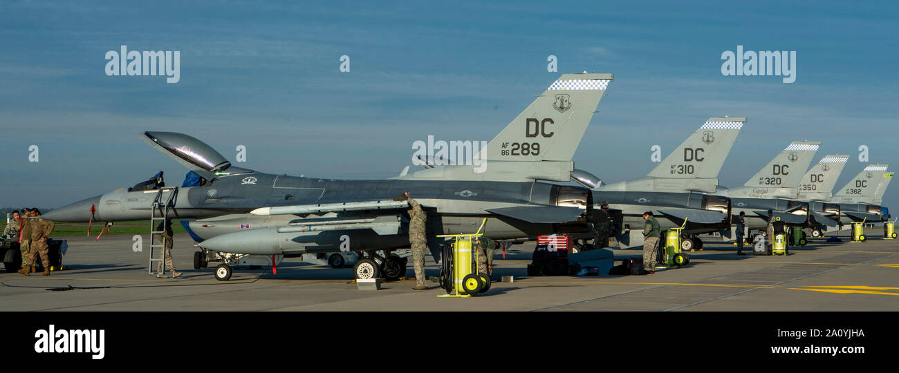 Us Air Force Piloten auf die 121 Fighter Squadron, 113 Flügel, Distrikt von Columbia, Air National Guard zugeordnet, bereiten F-16C Fighting Falcons für Start bei Lask Air Base, Polen, 20. September 2019. Die Flieger und F-16 bilateralen Training durchgeführt, zusammen mit der polnischen Verbündeten ihre abschreckende Bemühungen und adaptive Fähigkeiten durch die Verbesserung der Bereitschaft und Reaktionsfähigkeit zu stärken. (U.S. Air Force Foto von Airman 1st Class Kyle Cope) Stockfoto