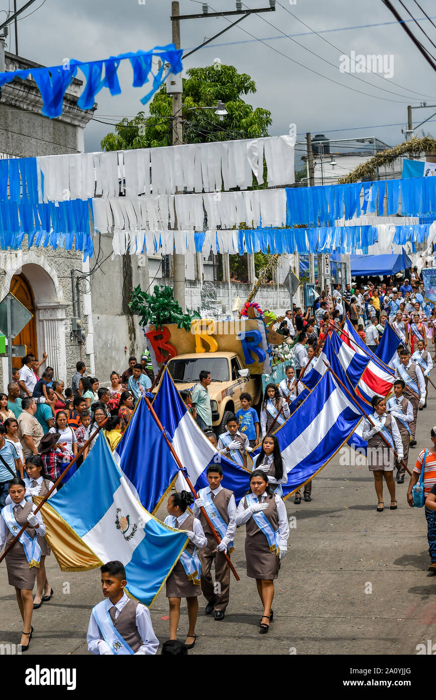 Latin Menschen zu Fuß in Guatemaltekischen Independence Day Parade Stockfoto