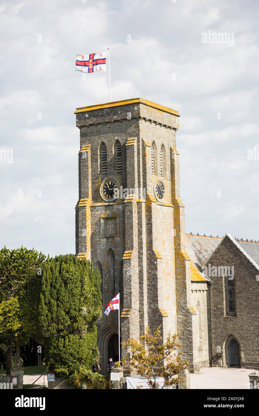 Salcombe Kirchturm, mit der rnli Flagge hoch, tagsüber, blauer Himmel, Salcombe Devon Stockfoto