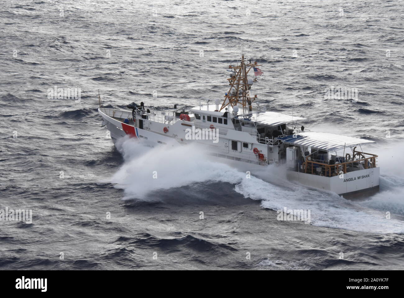 Die neu in Betrieb genommene Coast Guard Cutter Angela McShan (WPC-1135) die Besatzung unterwegs in der Nähe von Miami, Florida, Sept. 20, 2019. Angela McShan, Namensvetter des Werkzeugs, war der erste Afro-amerikanische Frau zu gefördert werden Chief Petty Officer zu meistern. Schnelle Reaktion Cutter sind Austausch der 1980s-era 110-Fuß-Patrouillenboote und Advanced command, control, communications, Computers, intelligence, surveillance, reconnaissance Ausstattung. Coast Guard Foto von Petty Officer 3. Klasse Brandon Murray. Stockfoto