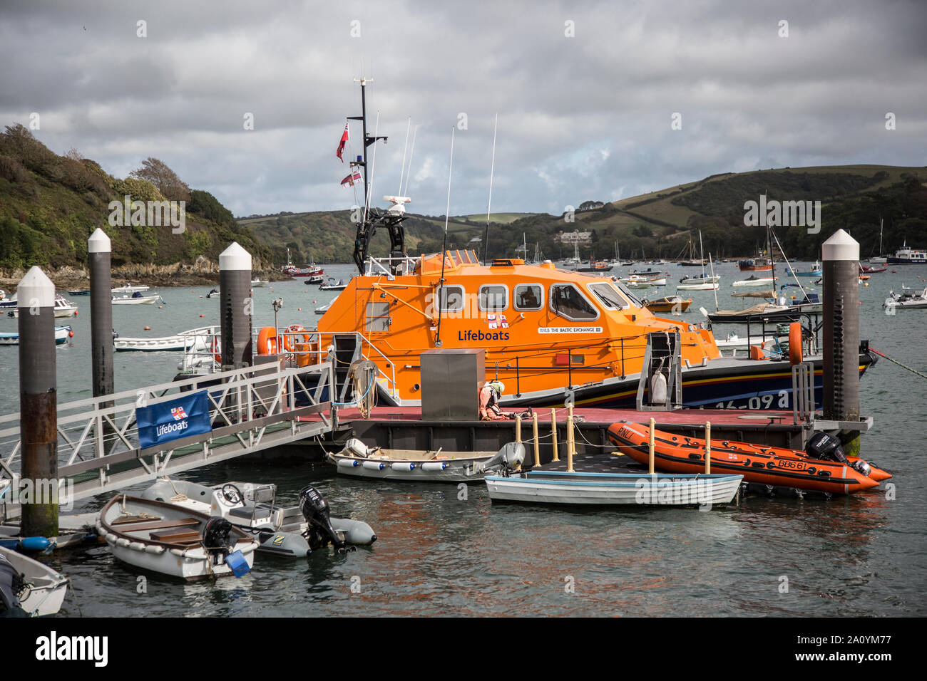 Salcombe Rettungsboot günstig für die Aktion an einem bewölkten Tag in Salcombe Mündung bereit, Devon Stockfoto