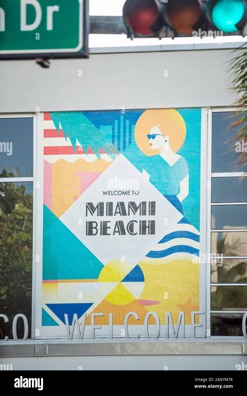 Willkommen Zeichen MIAMI BEACH Visitors Bureau (© MAIMI BEACH BESUCHER & CONVENTION BUREAU 2018) OCEAN DRIVE MIAMI BEACH, Florida USA Stockfoto