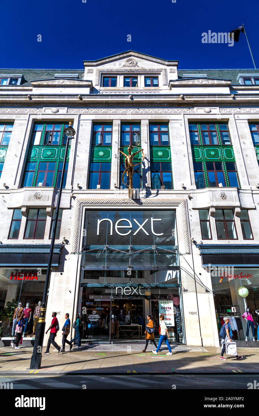 Vor der nächsten Textileinzelhändler Flagship Store auf der Oxford Street, London, UK Stockfoto