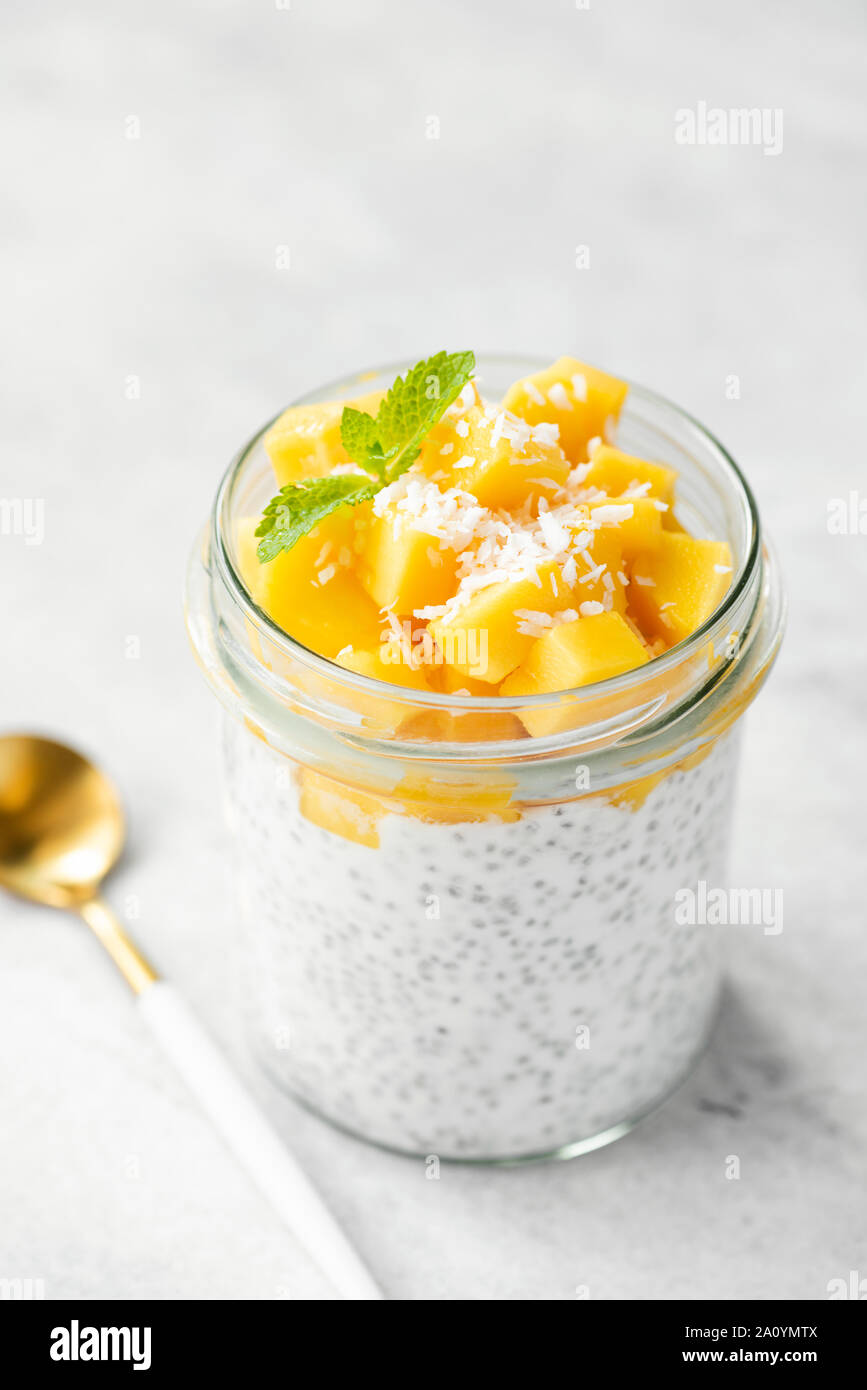 Chia Samen Pudding mit Mango und Kokosmilch in Glas, isoliert Stockfoto