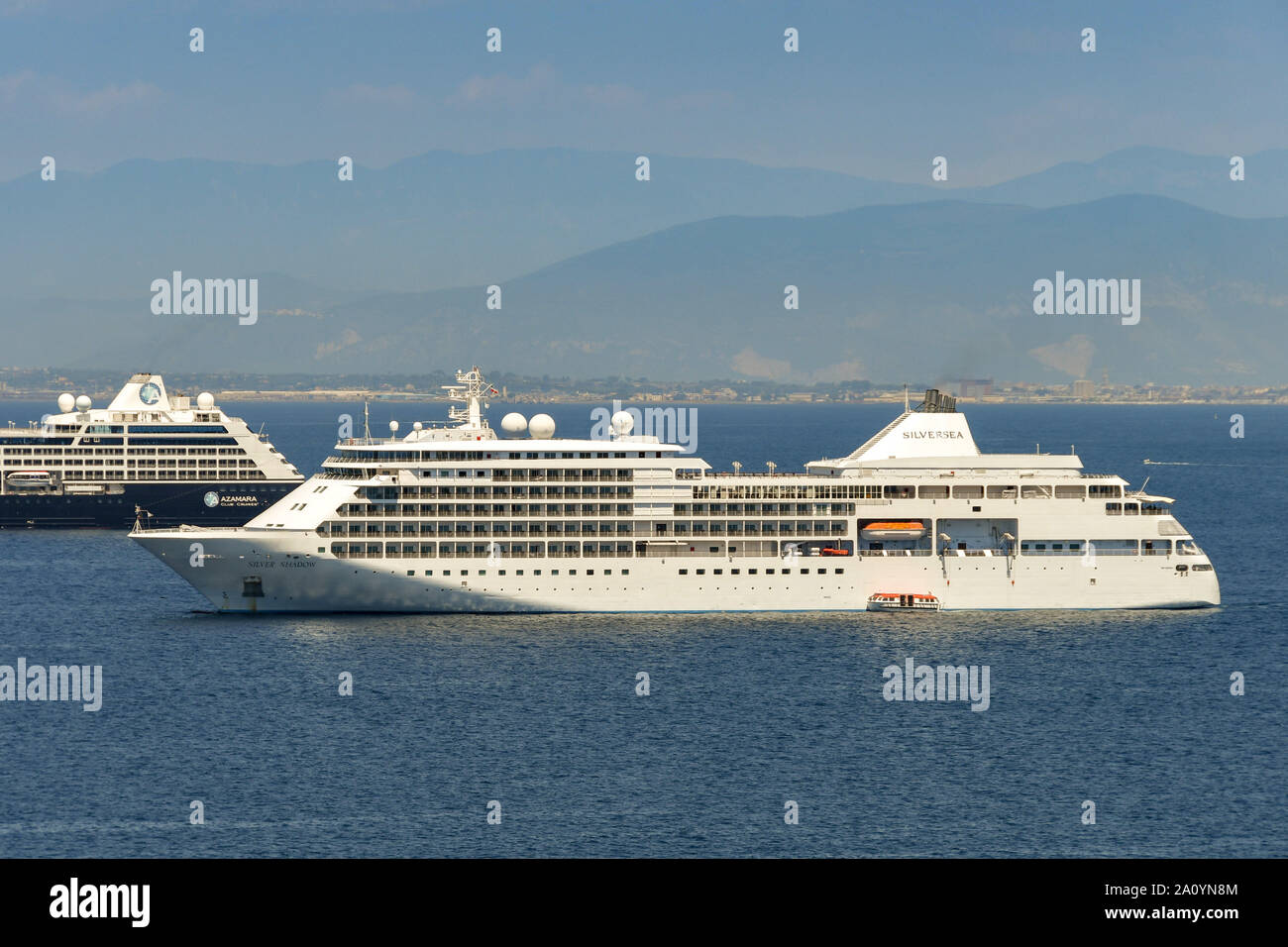 SORRENTO, ITALIEN - AUGUST 2019: Die Silver Shadow Kreuzfahrtschiff von Sliversea vor Anker aus Sorrento betrieben. Stockfoto