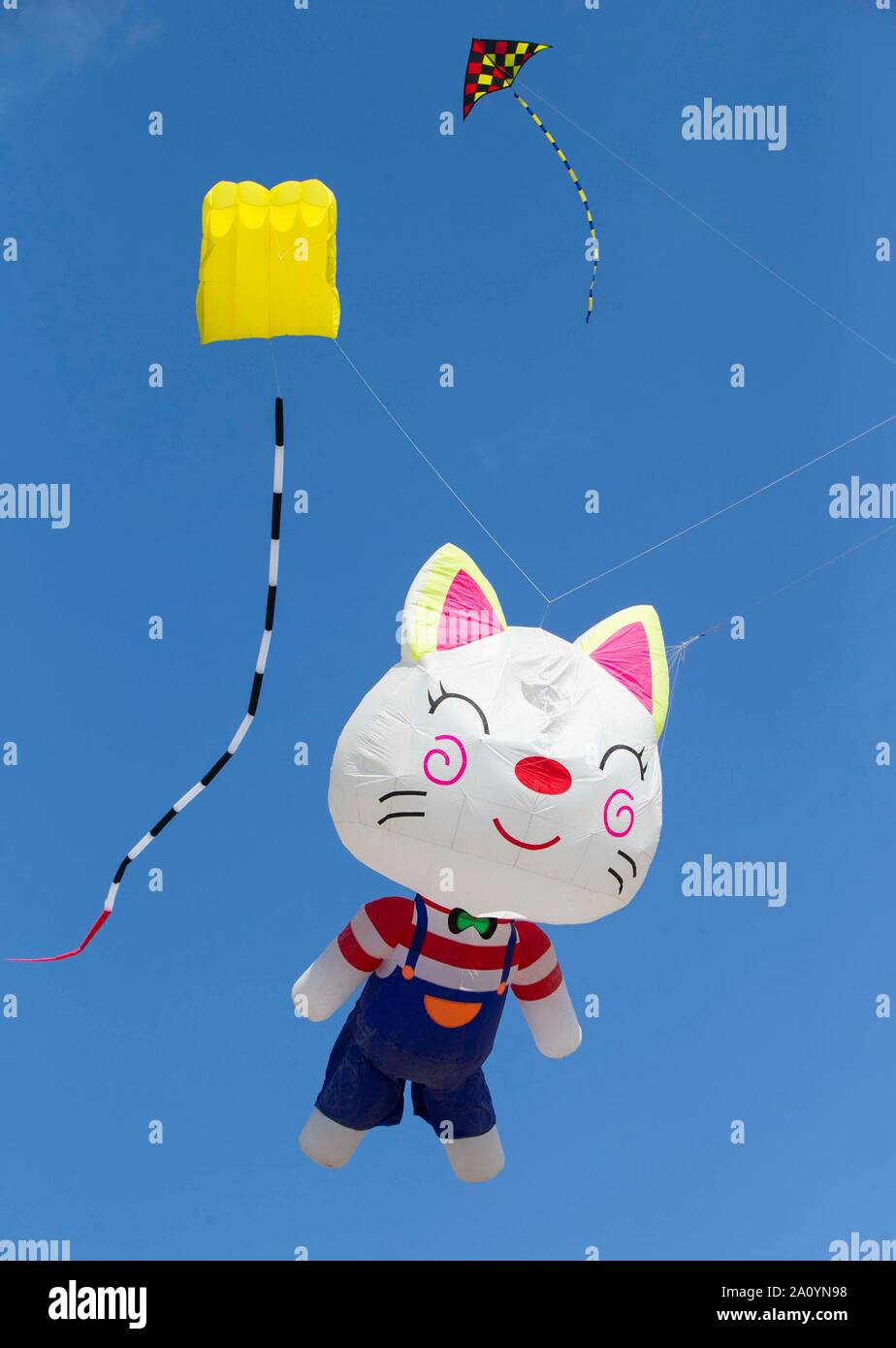 Toronto, Kanada. 22 Sep, 2019. Fliegende Drachen sind während der 2019 Toronto WindFest Spaß an gesehen Woodbine Strand in Toronto, Kanada, Fliegen, an Sept. 22, 2019. Hunderte Drachenflieger zeigte der Öffentlichkeit einige erstaunliche Drachen an der Toronto WindFest Fun Event in Toronto am Sonntag Fliegen. Credit: Zou Zheng/Xinhua Stockfoto