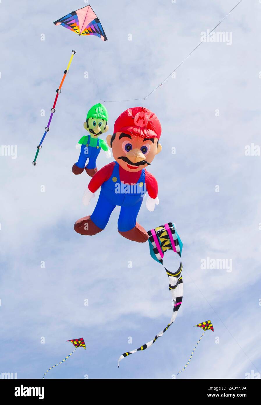 Toronto, Kanada. 22 Sep, 2019. Fliegende Drachen sind während der 2019 Toronto WindFest Spaß an gesehen Woodbine Strand in Toronto, Kanada, Fliegen, an Sept. 22, 2019. Hunderte Drachenflieger zeigte der Öffentlichkeit einige erstaunliche Drachen an der Toronto WindFest Fun Event in Toronto am Sonntag Fliegen. Credit: Zou Zheng/Xinhua Stockfoto