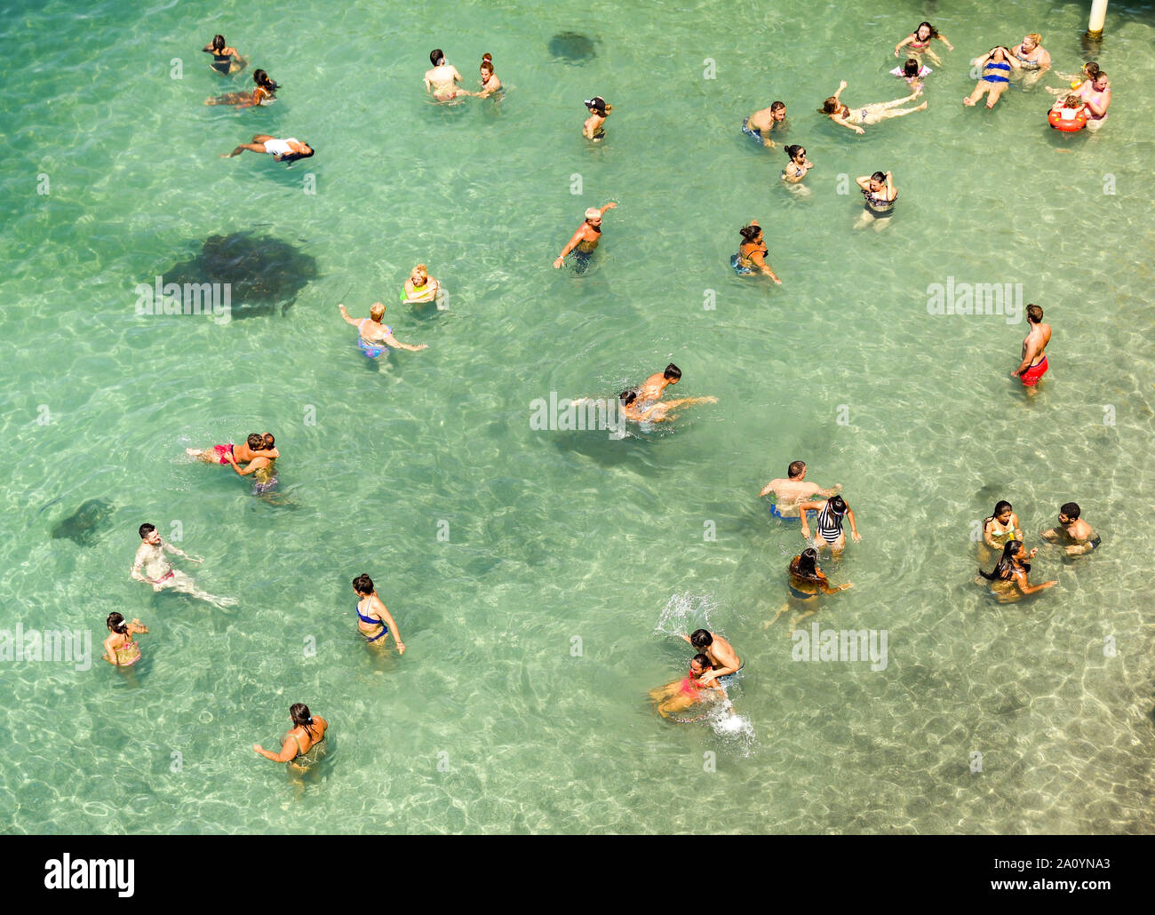 SORRENTO, ITALIEN - AUGUST 2019: Luftaufnahme von Menschen im Meer in eine Badestelle, unterhalb der Klippen in Sorrent. Stockfoto