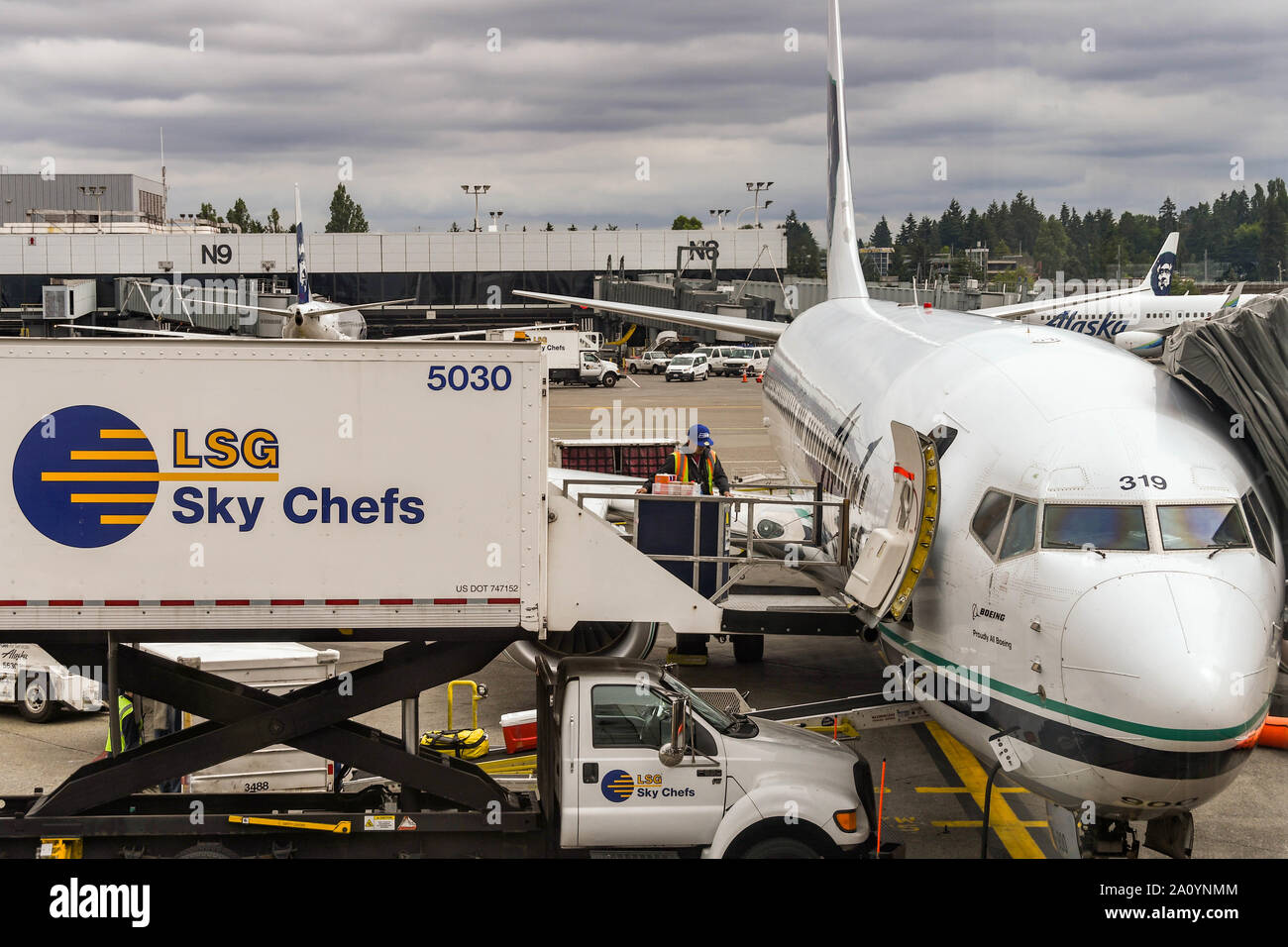Seattle TACOMA AIRPORT, WA, USA - JUNI 2018: Nahaufnahme eines Flughafenarbeiters, der Lebensmittel und andere Catering-Materialien von einem Lastwagen der "räu Sky Chefs" verlädt Stockfoto