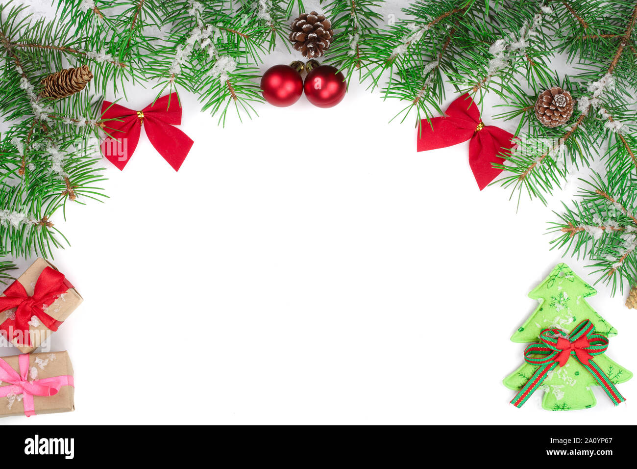 Weihnachten Rahmen der Fir Tree Branch mit roten Bögen auf weißem Hintergrund mit Kopie Platz für Ihren Text isoliert Stockfoto