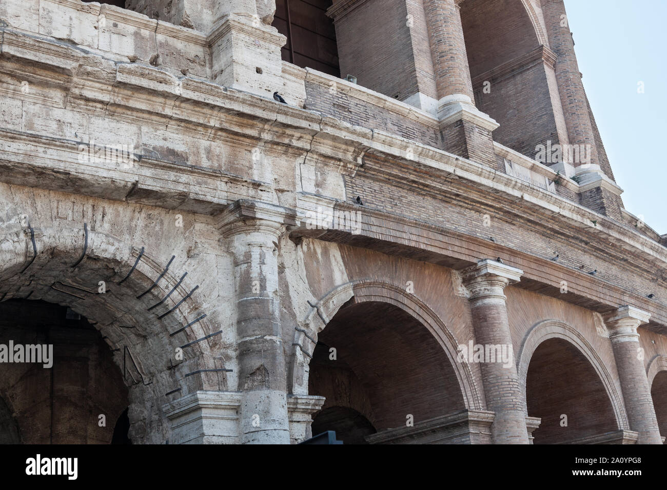 Detail der Colosseum mit verschiedenen Baumaterialien wie Beton, Travertin, Tuff- und Backsteinen ursprünglich und für spätere Reparaturen verwendet. Rom, It Stockfoto