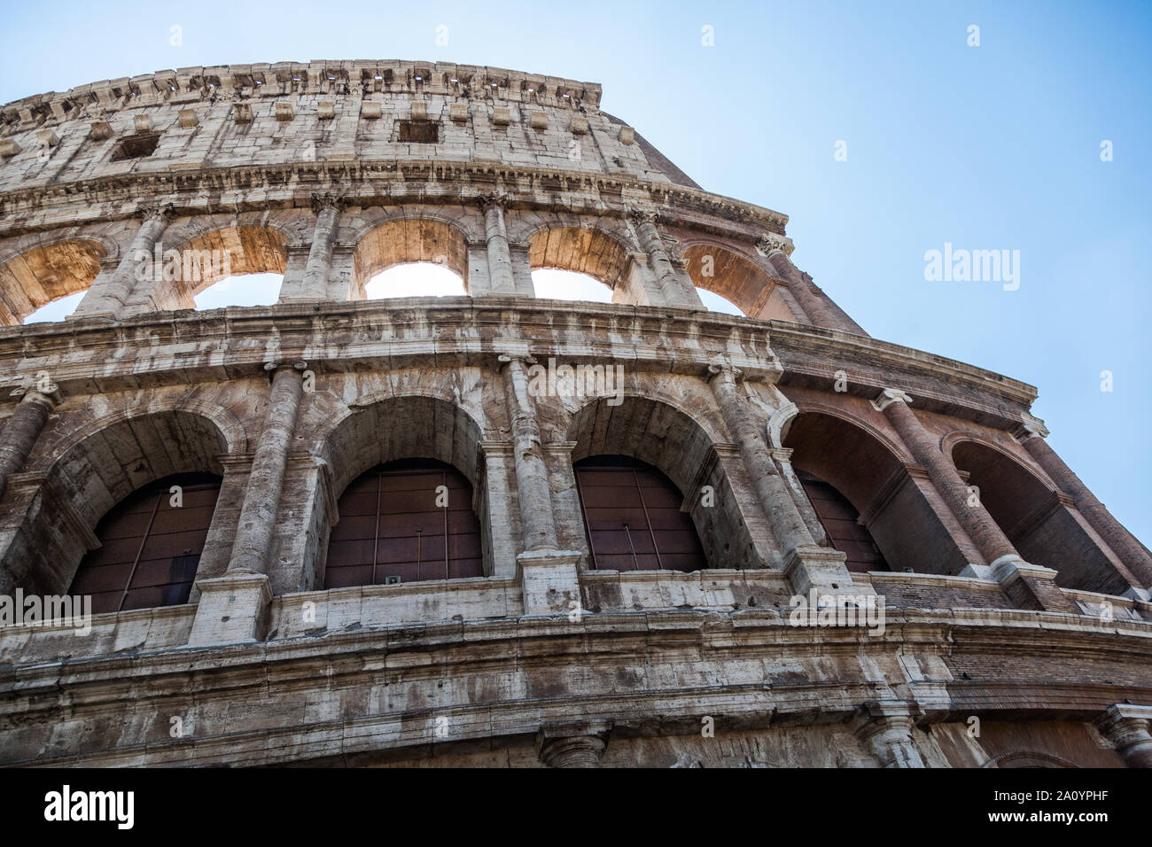 Detail der Colosseum mit verschiedenen Baumaterialien wie Beton, Travertin, Tuff- und Backsteinen ursprünglich und für spätere Reparaturen verwendet. Rom, It Stockfoto