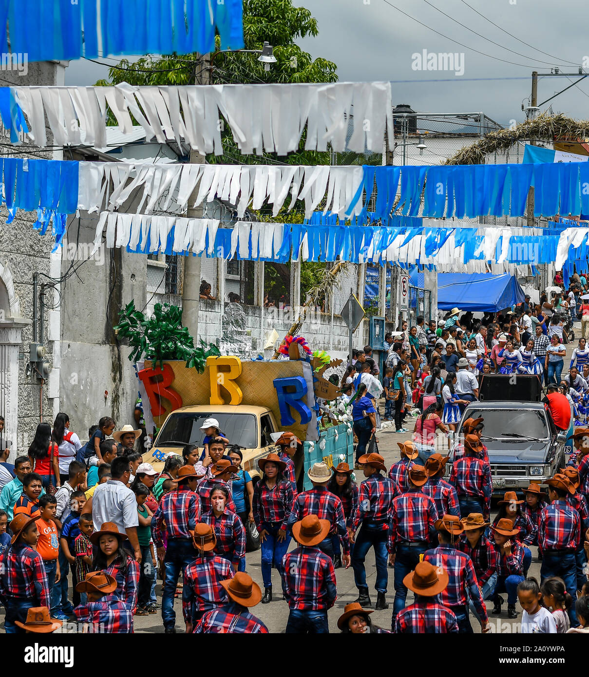 Hispanische Kinder als Cowboys/Cowgirls in der latinparade in Santa Rosa Guatemala gekleidet Stockfoto