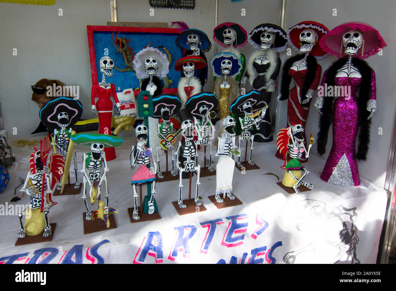 Mexiko City, Mexiko - Oktober 2018: Catrina Puppen sind für den Verkauf angezeigt als Feier der Tag der Toten (Dia de Muertos) in Coyoacan Stockfoto