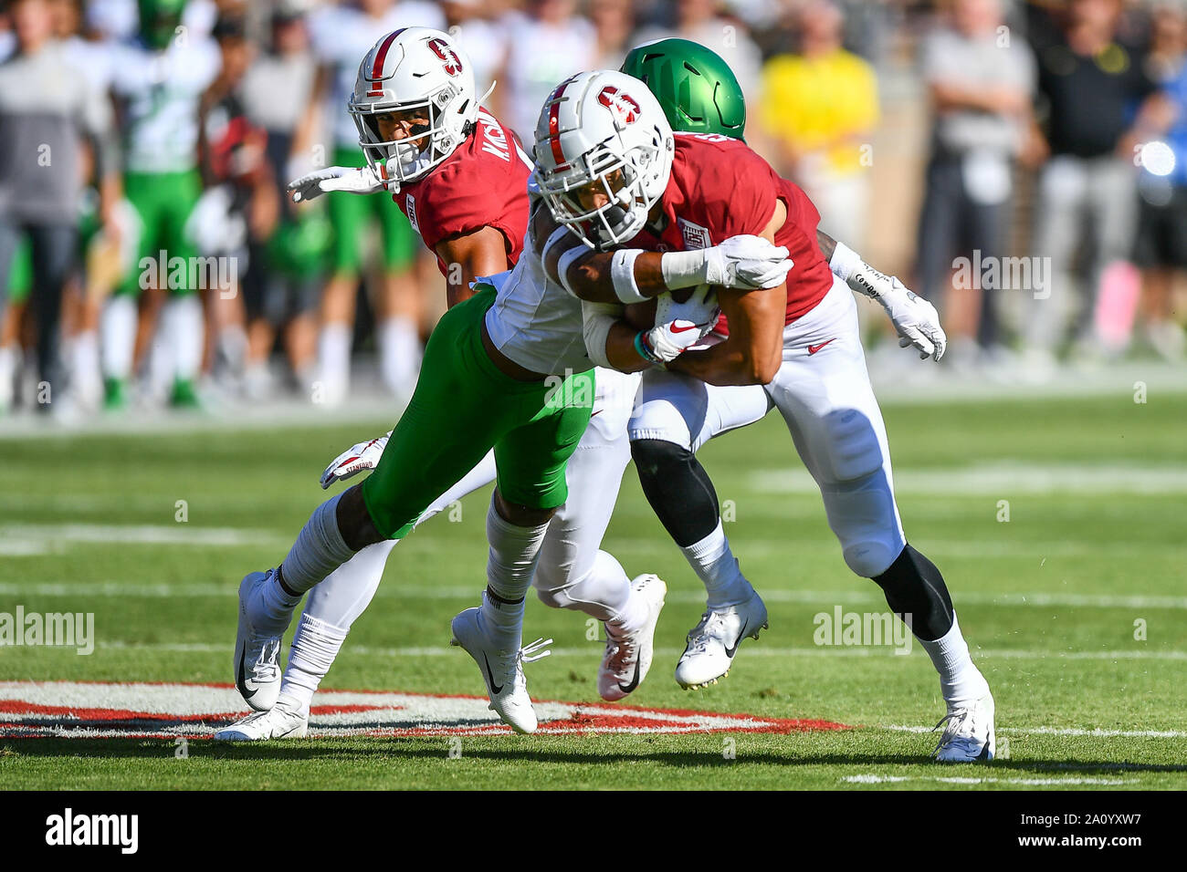 Stanford, Kalifornien, USA. 21 Sep, 2019. Oregon Enten linebacker DJ Johnson (7) Zugriffe Stanford Kardinal wide receiver Osiris St. Braun (9) während der NCAA Football Spiel zwischen der Oregon Ducks und der Stanford Cardinal bei Stanford Stadium in Stanford, Kalifornien. Chris Brown/CSM/Alamy leben Nachrichten Stockfoto