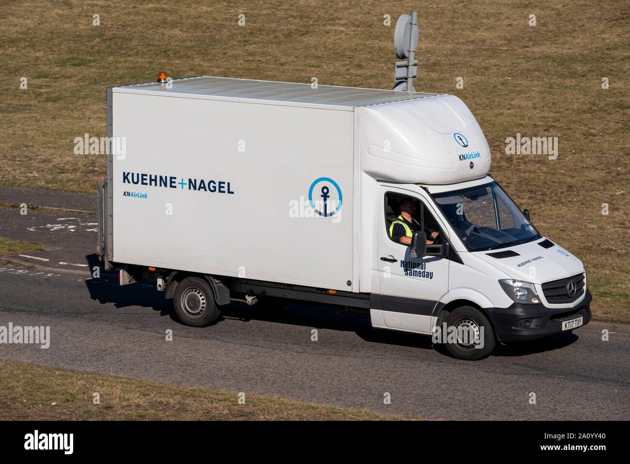 Kühne&Nagel Lieferwagen fahren auf der Straße in der Nähe von London Heathrow. Der globale Transport- und Logistikkonzern in Schindellegi, Schweiz Stockfoto