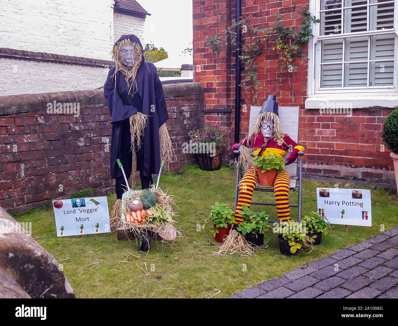 Belbroughton, England, Vereinigtes Königreich, 22.09.2019, Scarecrow Festival viele wunderbare Figuren im Dorf mit über 100 Vogelscheuchen. Ein wunderbarer Tag. Stockfoto