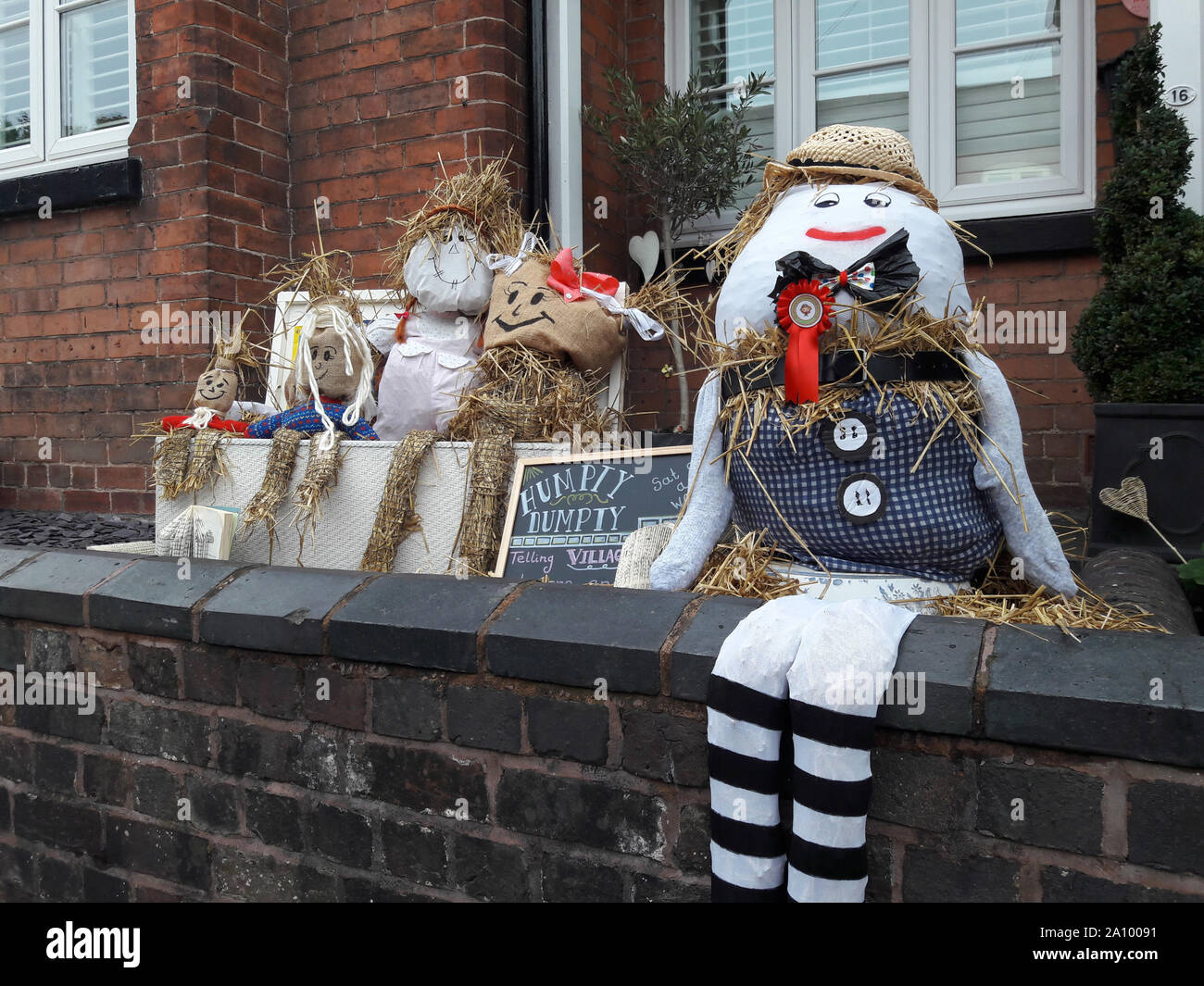 Belbroughton, England, Vereinigtes Königreich, 22.09.2019, Scarecrow Festival viele wunderbare Figuren im Dorf mit über 100 Vogelscheuchen. Ein wunderbarer Tag. Stockfoto