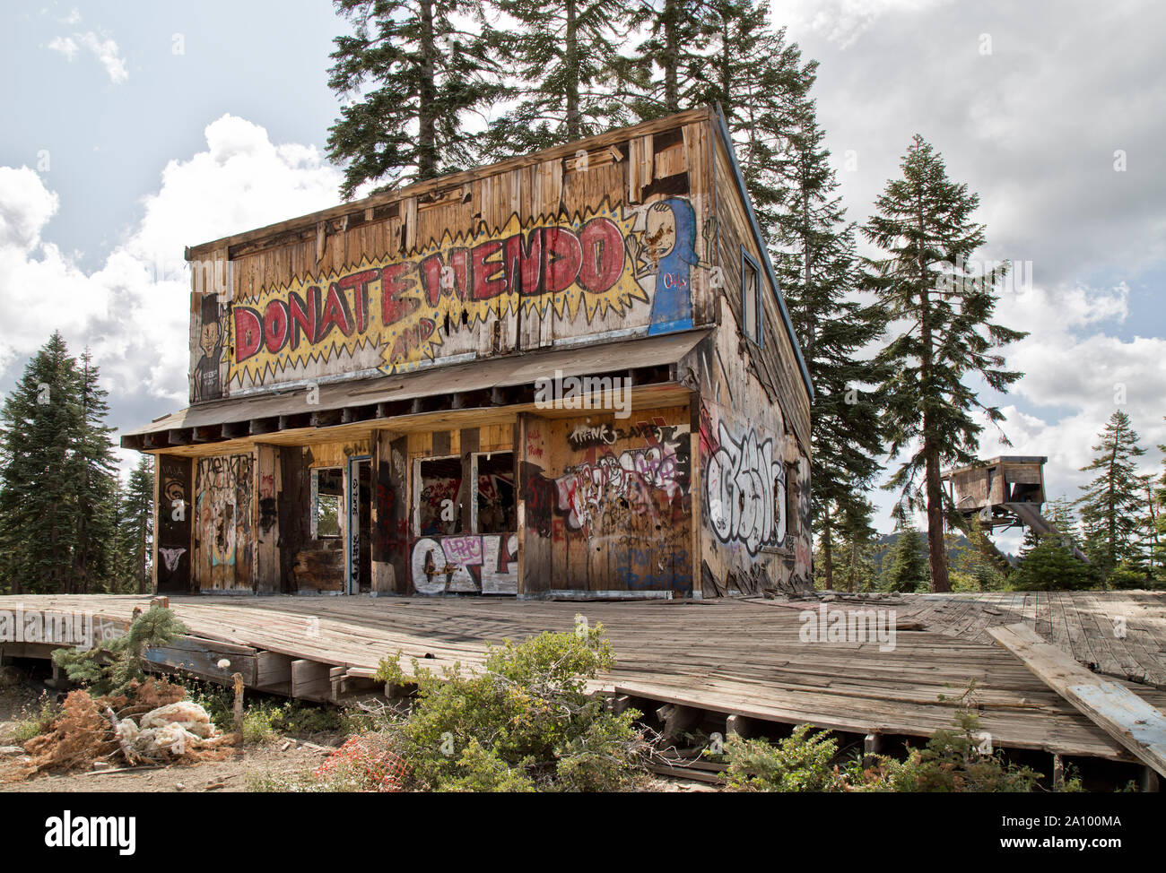 Graffiti, verwüstete Überreste des Iron Mountain Ski Resort, Broken Turntable, gegründet Anfang 1970 als Silver Basin Ski Area. Stockfoto