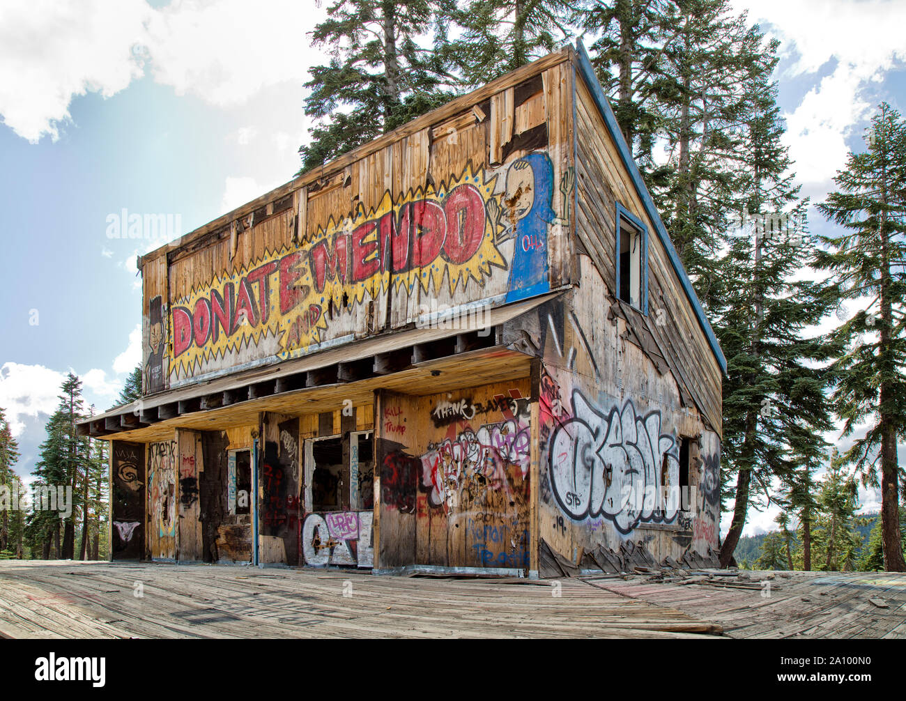 Graffiti, vandalisierte Überreste des Iron Mountain Ski Resort (Laden-/Ticketstand), das Anfang 1970 als Skigebiet Silver Basin eingerichtet wurde. Stockfoto