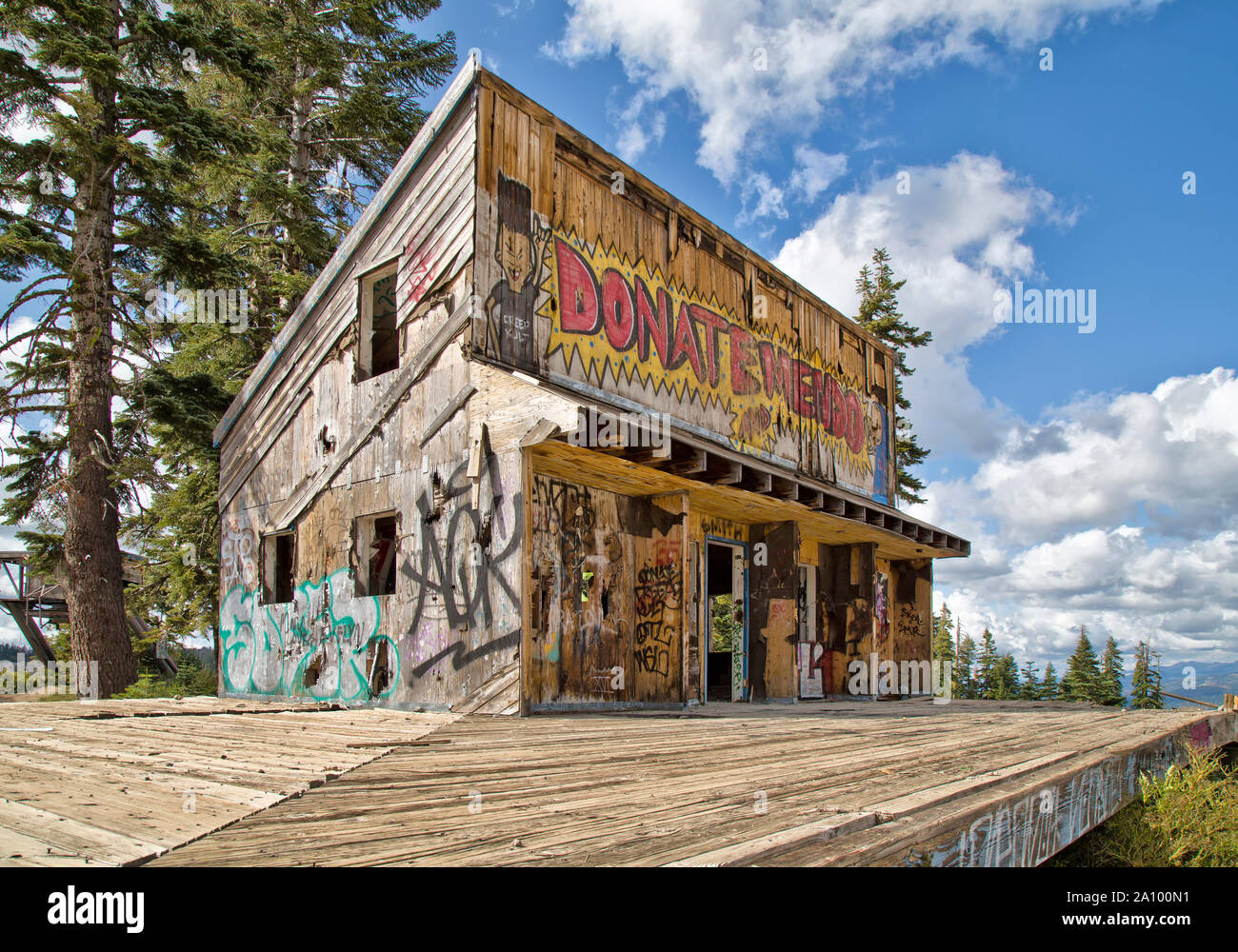 Graffiti, vandalisierte Überreste des Iron Mountain Ski Resort (Laden-/Ticketstand), das Anfang 1970 als Skigebiet Silver Basin eingerichtet wurde. Stockfoto
