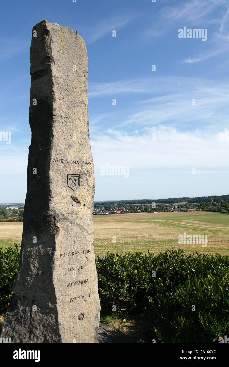 Auf der Anhöhe matthiassäule Irnicher Berg bei schwerfen mit der Inschrift Abtei St. Matthias, Burg Ramstein, Malberg, Büdesheim und Lissendorf, Zülpich, Stockfoto