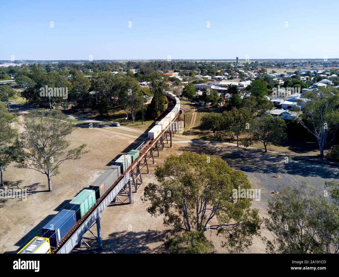 Pacific National Güterzug mit gemischtem Fracht- über die Burnett River bei Bundaberg Queensland Australien Stockfoto