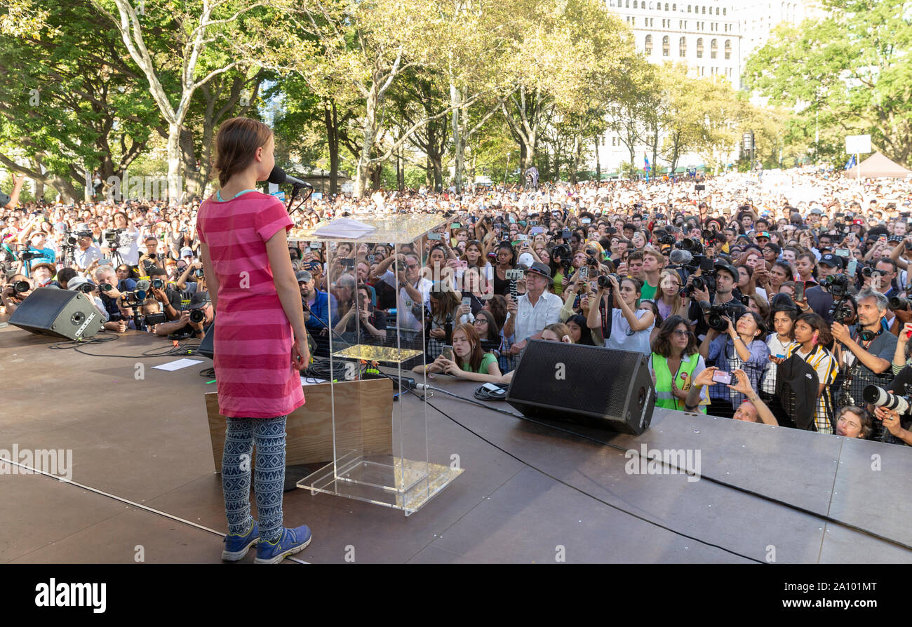 New York, Vereinigte Staaten. 20 Sep, 2019. Greta Thunberg spricht auf der Bühne während NYC Klima Streik Kundgebung und Demonstration am Battery Park. Credit: SOPA Images Limited/Alamy leben Nachrichten Stockfoto