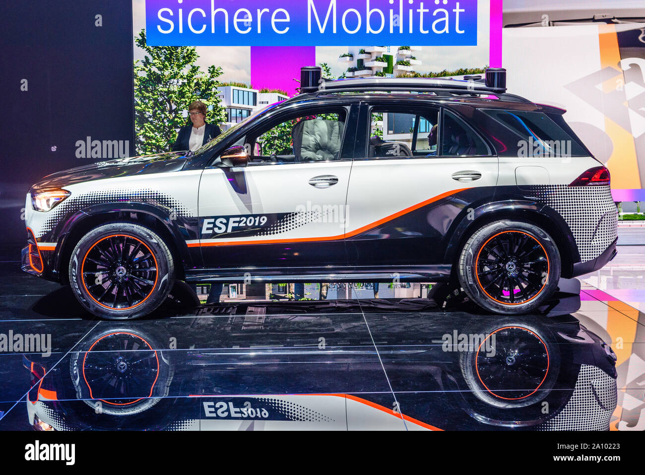 FRANKFURT, Deutschland - September 2019: weiss schwarz MERCEDES-BENZ GLE 400 d elektrische SUV autonomen fahrerlose Auto, IAA International Motor Show Auto Ausstellung Stockfoto
