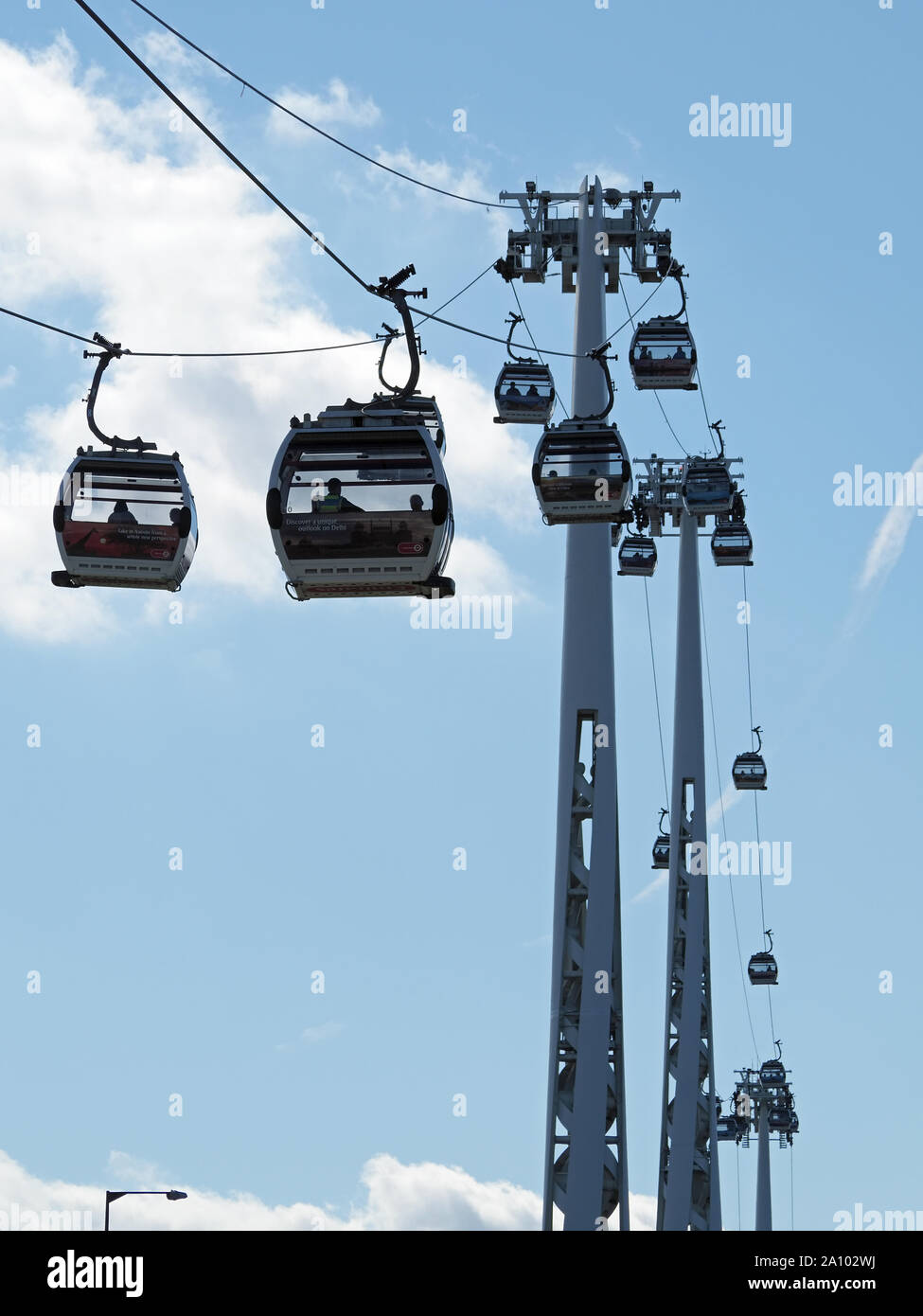 Blick zu den Seilbahnen der Emirates Air Line unterbrochen und der Überquerung der Themse in London. Stockfoto