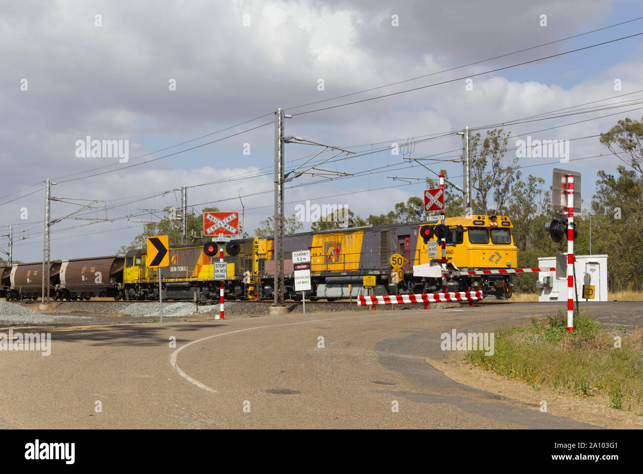 Kohle Züge bei einer kontrollierten Bahnübergang in der Nähe von Mount Larcom Queensland Australien Stockfoto