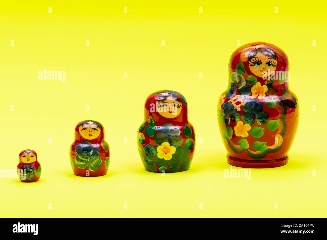 Bunte Schachteln aus Holz Puppen auf gelben Hintergrund. Nationale Russische Souvenirs. Babuschkas oder matryoshkas. Stockfoto