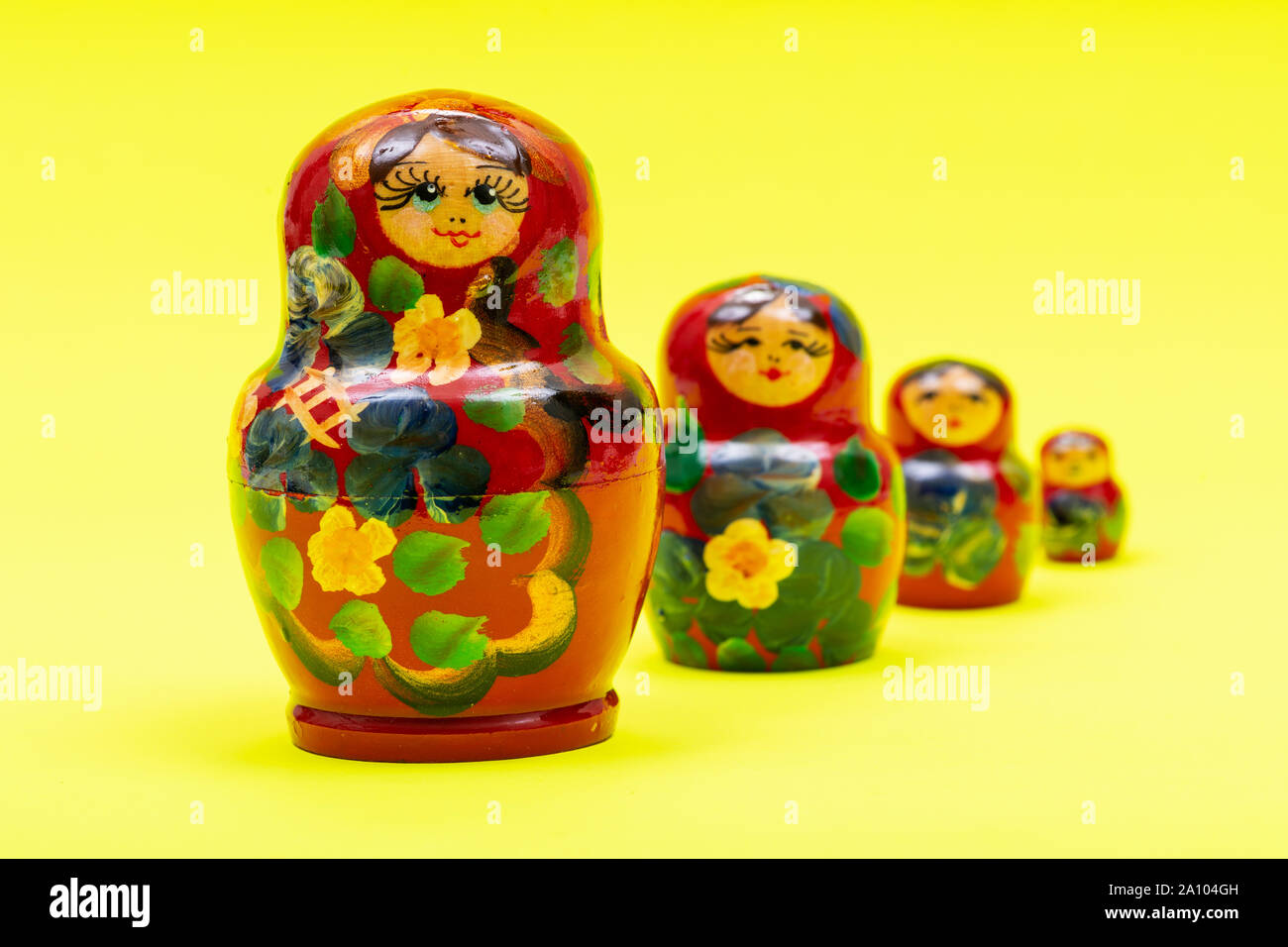 Bunte Schachteln aus Holz Puppen auf gelben Hintergrund. Nationale Russische Souvenirs. Babuschkas oder matryoshkas. Stockfoto